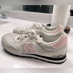 Women new balance sneakers size 6.5 youth. Worn twice. Great condition